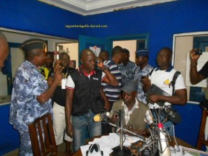 Radio Légende  envahie par les gendarmes